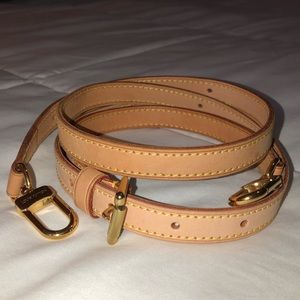 LOUIS VUITTON - Adjustable shoulder strap.